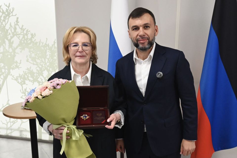 Денис Пушилин: С руководителем ФМБА России Вероникой Скворцовой наградили медиков за труд, верность долгу и профессионализм Денис Пушилин: С руководителем ФМБА России Вероникой Скворцовой наградили медиков за труд, верность долгу и профессионализм