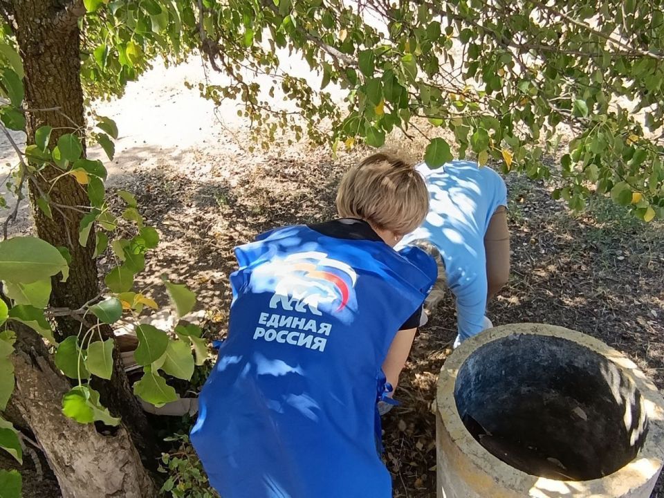 Роман Конев: Общее дело: партийцы, жители Центрально-Городского района Горловки и сотрудники Управы района вышли на субботник Роман Конев: Общее дело: партийцы, жители Центрально-Городского района Горловки и сотрудники Управы района вышли на субботник