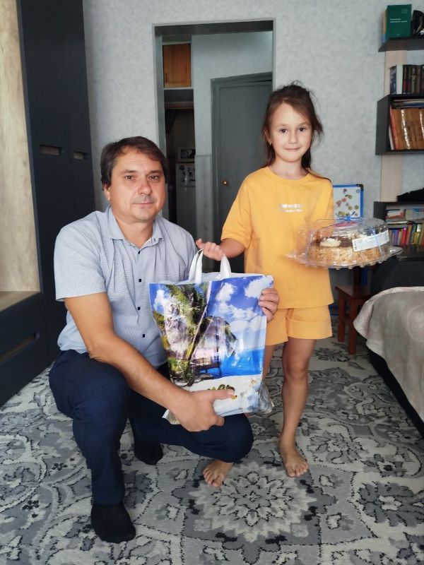 Роман Конев: 29 августа 2025 года в рамках ежегодной всероссийской акции «Собери ребенка в школу», реализуемой ВПП «ЕДИНАЯ РОССИЯ», депутаты Горловского городского совета Наталия Ботвина, София Потапова, Андрей Костюк... Роман Конев: 29 августа 2025 года в рамках ежегодной всероссийской акции «Собери ребенка в школу», реализуемой ВПП «ЕДИНАЯ РОССИЯ», депутаты Горловского городского совета Наталия Ботвина, София Потапова, Андрей Костюк...