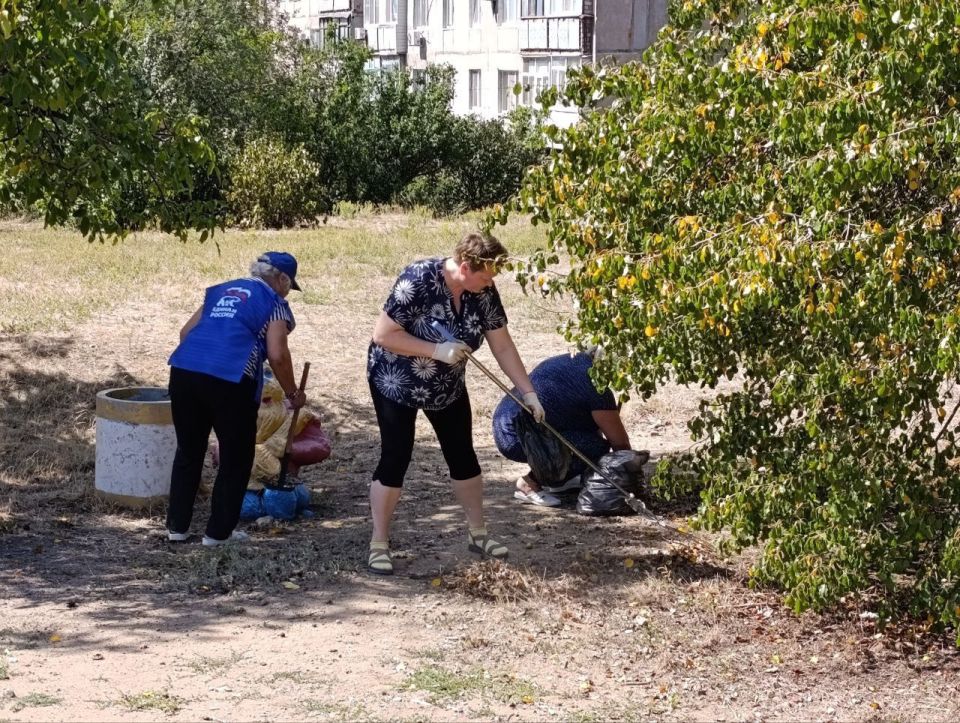 Роман Конев: Общее дело: партийцы, жители Центрально-Городского района Горловки и сотрудники Управы района вышли на субботник Роман Конев: Общее дело: партийцы, жители Центрально-Городского района Горловки и сотрудники Управы района вышли на субботник