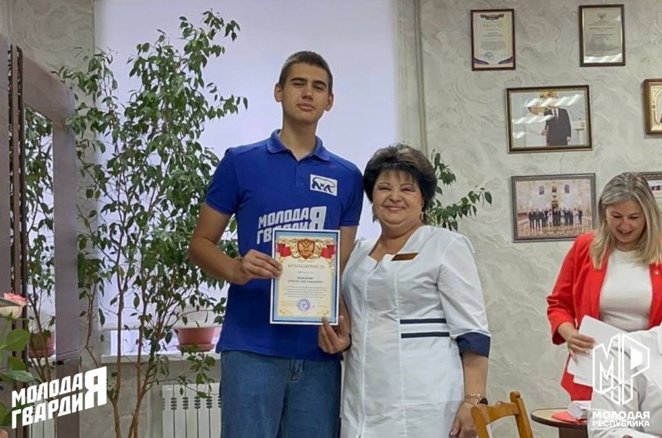 Активистам Молодёжки Горловки были вручены благодарности от главного врача городской больницы № 2 — Нелли Якуненко Активистам Молодёжки Горловки были вручены благодарности от главного врача городской больницы № 2 — Нелли Якуненко