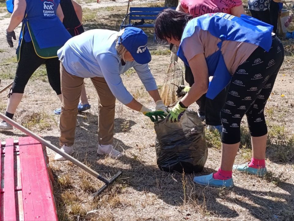 Роман Конев: Общее дело: партийцы, жители Центрально-Городского района Горловки и сотрудники Управы района вышли на субботник Роман Конев: Общее дело: партийцы, жители Центрально-Городского района Горловки и сотрудники Управы района вышли на субботник