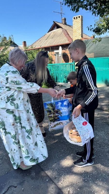 Роман Конев: 29 августа 2025 года в рамках ежегодной всероссийской акции «Собери ребенка в школу», реализуемой ВПП «ЕДИНАЯ РОССИЯ», депутаты Горловского городского совета Наталия Ботвина, София Потапова, Андрей Костюк... Роман Конев: 29 августа 2025 года в рамках ежегодной всероссийской акции «Собери ребенка в школу», реализуемой ВПП «ЕДИНАЯ РОССИЯ», депутаты Горловского городского совета Наталия Ботвина, София Потапова, Андрей Костюк...