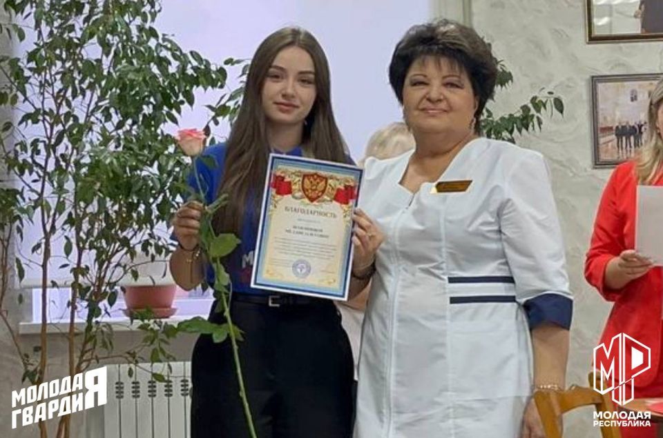 Активистам Молодёжки Горловки были вручены благодарности от главного врача городской больницы № 2 — Нелли Якуненко Активистам Молодёжки Горловки были вручены благодарности от главного врача городской больницы № 2 — Нелли Якуненко