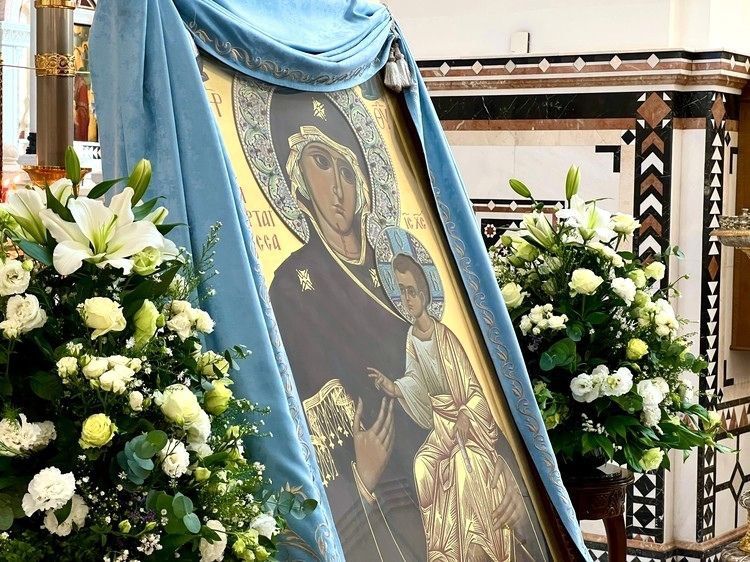 «С верой мы сильнее!»: Иверская икона Божией Матери прибыла в Богоявленский кафедральный собор Горловки