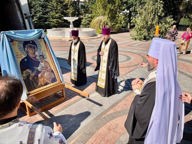 «С верой мы сильнее!»: Иверская икона Божией Матери прибыла в Богоявленский кафедральный собор Горловки «С верой мы сильнее!»: Иверская икона Божией Матери прибыла в Богоявленский кафедральный собор Горловки