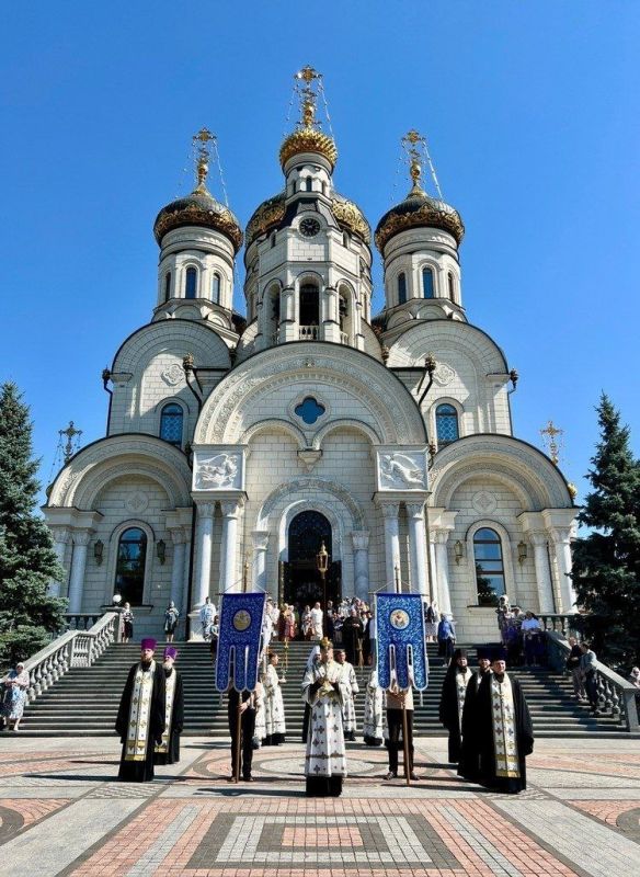 «С верой мы сильнее!»: Иверская икона Божией Матери прибыла в Богоявленский кафедральный собор Горловки «С верой мы сильнее!»: Иверская икона Божией Матери прибыла в Богоявленский кафедральный собор Горловки