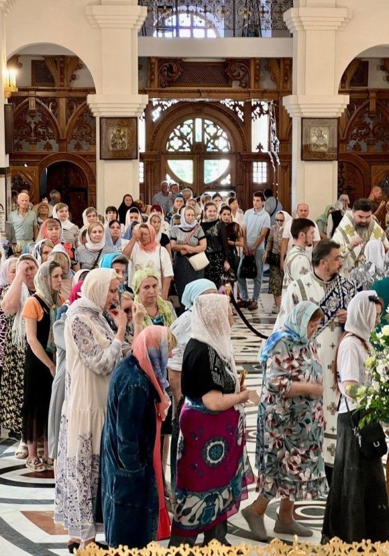 «С верой мы сильнее!»: Иверская икона Божией Матери прибыла в Богоявленский кафедральный собор Горловки «С верой мы сильнее!»: Иверская икона Божией Матери прибыла в Богоявленский кафедральный собор Горловки