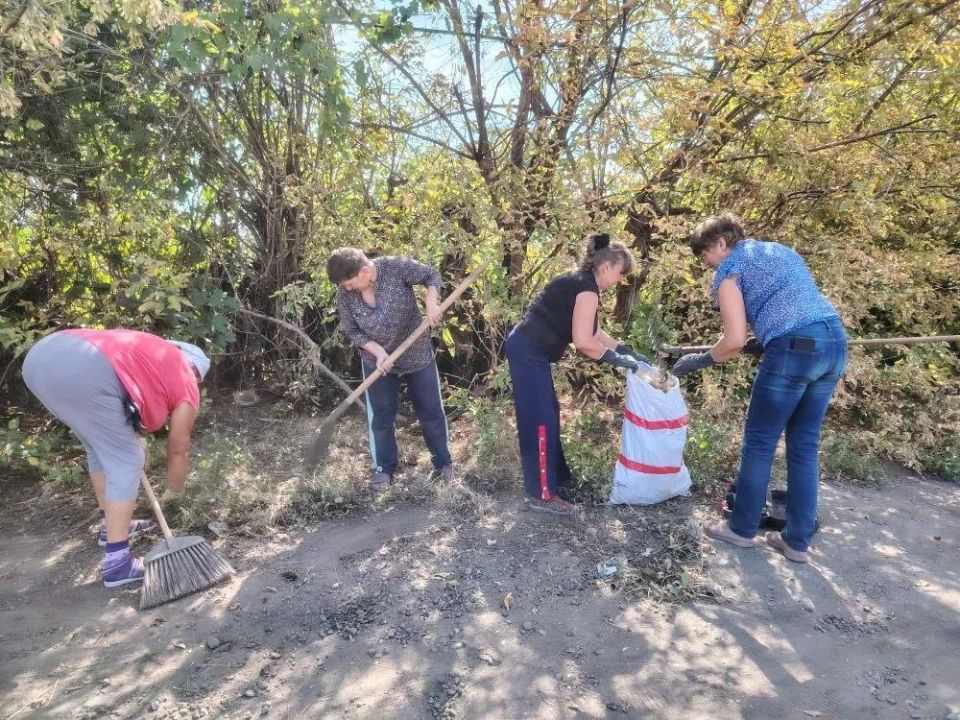 Общее дело: неравнодушные жители поселка шахты «Кочегарка» Центрально-Городского района Горловки по личной инициативе вышли на субботник Общее дело: неравнодушные жители поселка шахты «Кочегарка» Центрально-Городского района Горловки по личной инициативе вышли на субботник