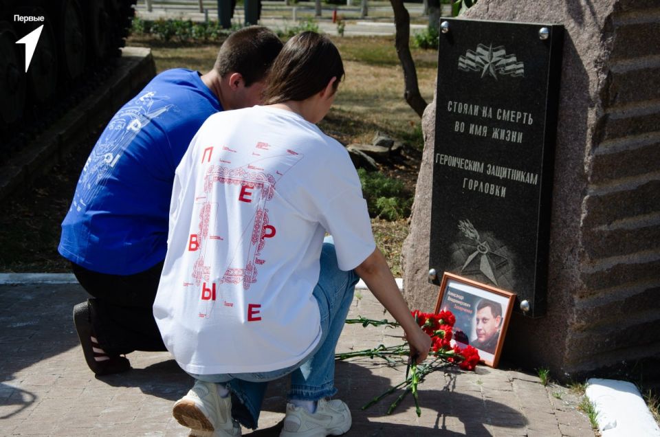 Иван Приходько: Навсегда в наших сердцах. Сегодня мы с благодарностью вспоминаем человека огромной смелости и доброго сердца — первого Главу нашей Республики Александра Владимировича Захарченко Иван Приходько: Навсегда в наших сердцах. Сегодня мы с благодарностью вспоминаем человека огромной смелости и доброго сердца — первого Главу нашей Республики Александра Владимировича Захарченко