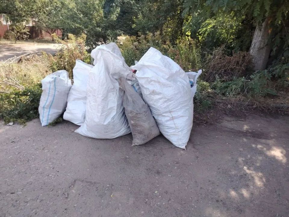 Общее дело: неравнодушные жители поселка шахты «Кочегарка» Центрально-Городского района Горловки по личной инициативе вышли на субботник Общее дело: неравнодушные жители поселка шахты «Кочегарка» Центрально-Городского района Горловки по личной инициативе вышли на субботник