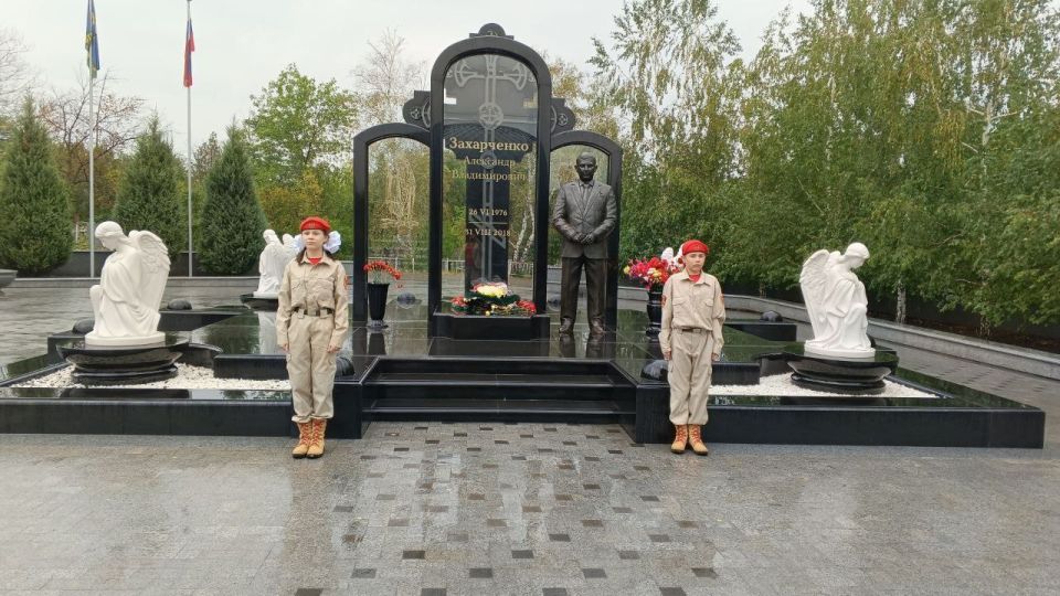 31.08.2025. Юнармейцы ВПК «Амазонки», ВПК «КОРСА» имени Героя РФ, Героя ДНР О. С. Качуры г. Горловки помнят и чтят память Героев Донецкой Народной Республики и по возможности посещают их захоронения в знак глубокого уважения