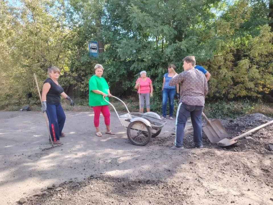 Общее дело: неравнодушные жители поселка шахты «Кочегарка» Центрально-Городского района Горловки по личной инициативе вышли на субботник Общее дело: неравнодушные жители поселка шахты «Кочегарка» Центрально-Городского района Горловки по личной инициативе вышли на субботник