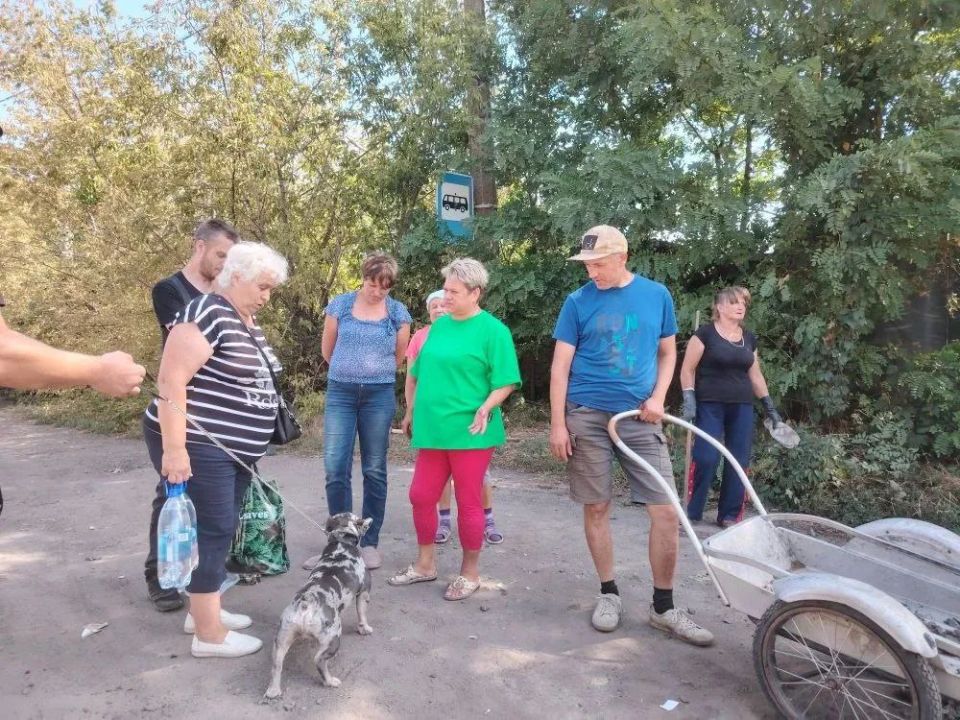 Общее дело: неравнодушные жители поселка шахты «Кочегарка» Центрально-Городского района Горловки по личной инициативе вышли на субботник Общее дело: неравнодушные жители поселка шахты «Кочегарка» Центрально-Городского района Горловки по личной инициативе вышли на субботник