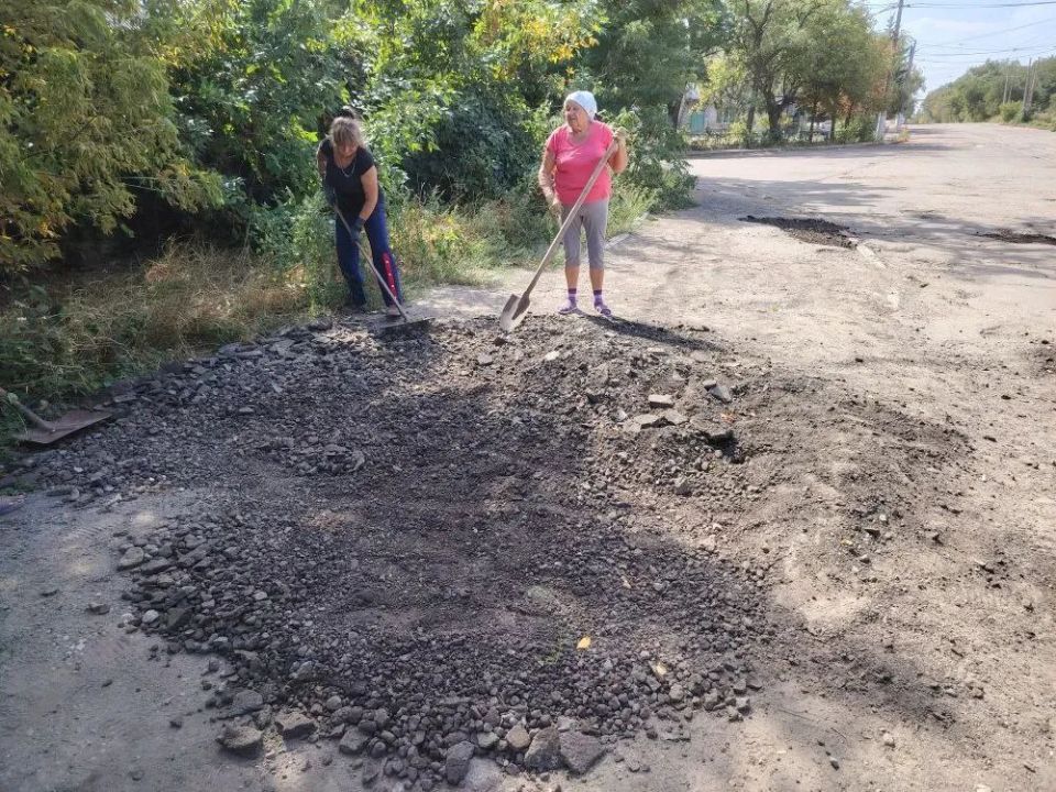 Роман Конев: Общее дело: неравнодушные жители поселка шахты «Кочегарка» Центрально-Городского района Горловки по личной инициативе вышли на субботник Роман Конев: Общее дело: неравнодушные жители поселка шахты «Кочегарка» Центрально-Городского района Горловки по личной инициативе вышли на субботник