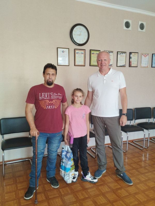 Роман Конев: 1 сентября 2025 года в рамках ежегодной всероссийской акции «Собери ребенка в школу», реализуемой ВПП «ЕДИНАЯ РОССИЯ», депутаты Горловского городского совета Светлана Кочетова, Светлана Евсеенко, Геннадий...