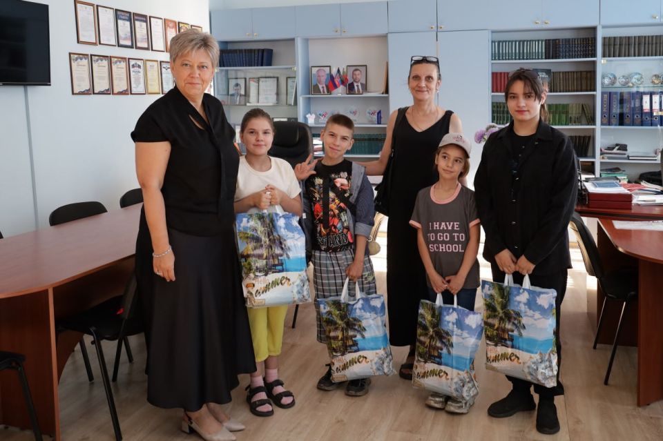 Роман Конев: 1 сентября 2025 года в рамках ежегодной всероссийской акции «Собери ребенка в школу», реализуемой ВПП «ЕДИНАЯ РОССИЯ», депутаты Горловского городского совета Светлана Кочетова, Светлана Евсеенко, Геннадий... Роман Конев: 1 сентября 2025 года в рамках ежегодной всероссийской акции «Собери ребенка в школу», реализуемой ВПП «ЕДИНАЯ РОССИЯ», депутаты Горловского городского совета Светлана Кочетова, Светлана Евсеенко, Геннадий...