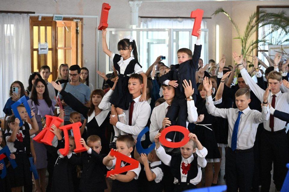 Денис Пушилин: Поздравил учеников родного макеевского лицея №1 с новым учебным годом Денис Пушилин: Поздравил учеников родного макеевского лицея №1 с новым учебным годом