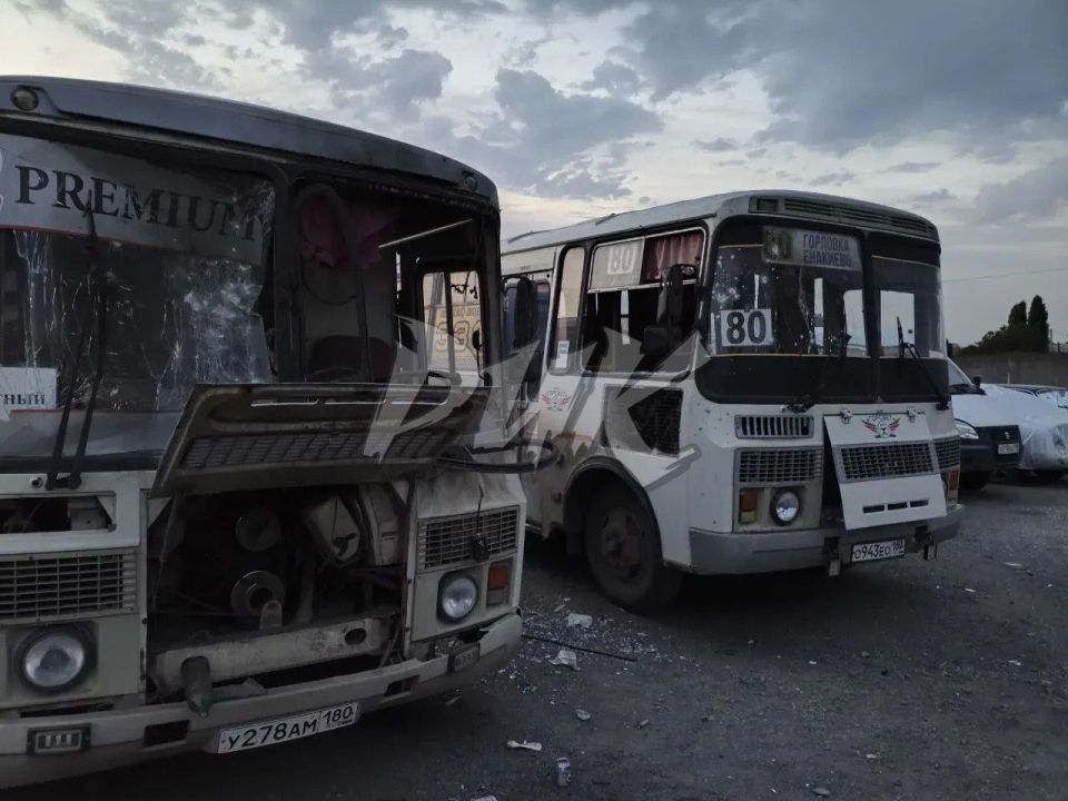 Иван Приходько: Повреждённые в результате атаки БПЛА ВФУ автобусы в Центрально-Городском районе Горловки Иван Приходько: Повреждённые в результате атаки БПЛА ВФУ автобусы в Центрально-Городском районе Горловки