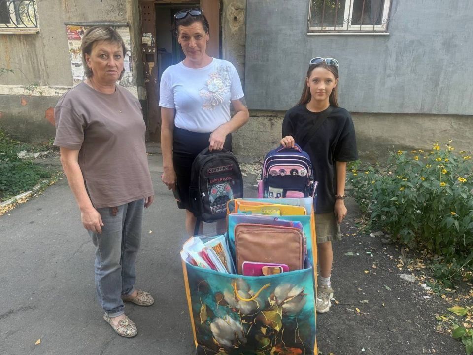 Роман Конев: 1 сентября 2025 года в рамках ежегодной всероссийской акции «Собери ребенка в школу», реализуемой ВПП «ЕДИНАЯ РОССИЯ», депутаты Горловского городского совета Светлана Кочетова, Светлана Евсеенко, Геннадий... Роман Конев: 1 сентября 2025 года в рамках ежегодной всероссийской акции «Собери ребенка в школу», реализуемой ВПП «ЕДИНАЯ РОССИЯ», депутаты Горловского городского совета Светлана Кочетова, Светлана Евсеенко, Геннадий...