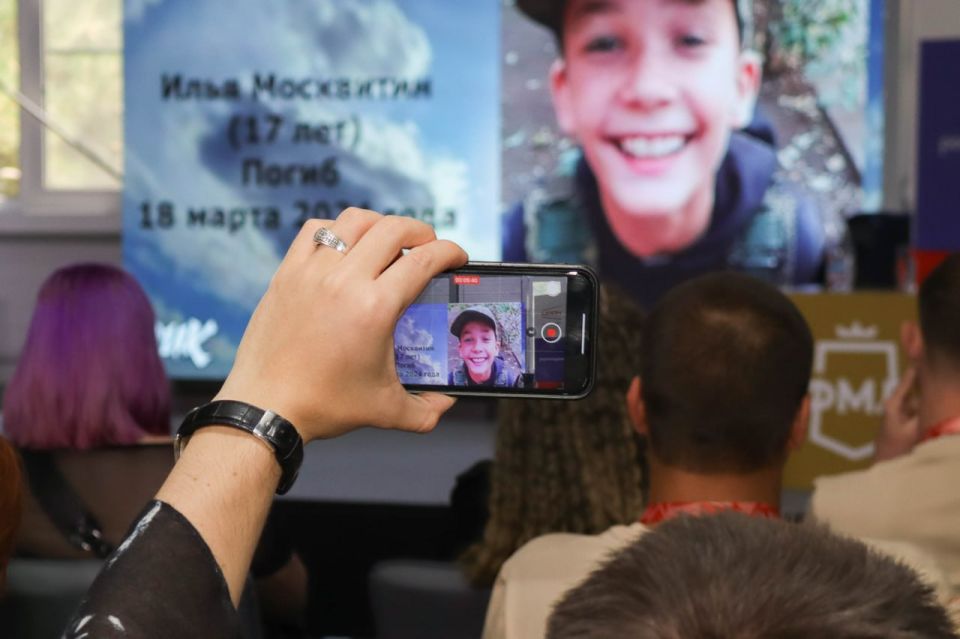 Иван Приходько: На форуме молодежи Донбасса рассказал о текущей ситуации в Горловке и существующих сложностях, связанных с дистанционным обучением, перебоями с водой и продолжающимися атаками со стороны украинских... Иван Приходько: На форуме молодежи Донбасса рассказал о текущей ситуации в Горловке и существующих сложностях, связанных с дистанционным обучением, перебоями с водой и продолжающимися атаками со стороны украинских...