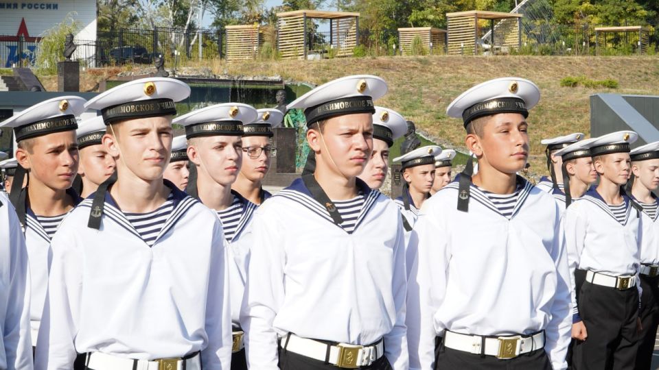 Нахимовскому военно-морскому училищу присвоено имя дважды Героя России, генерал-майора Михаила Гудкова Нахимовскому военно-морскому училищу присвоено имя дважды Героя России, генерал-майора Михаила Гудкова