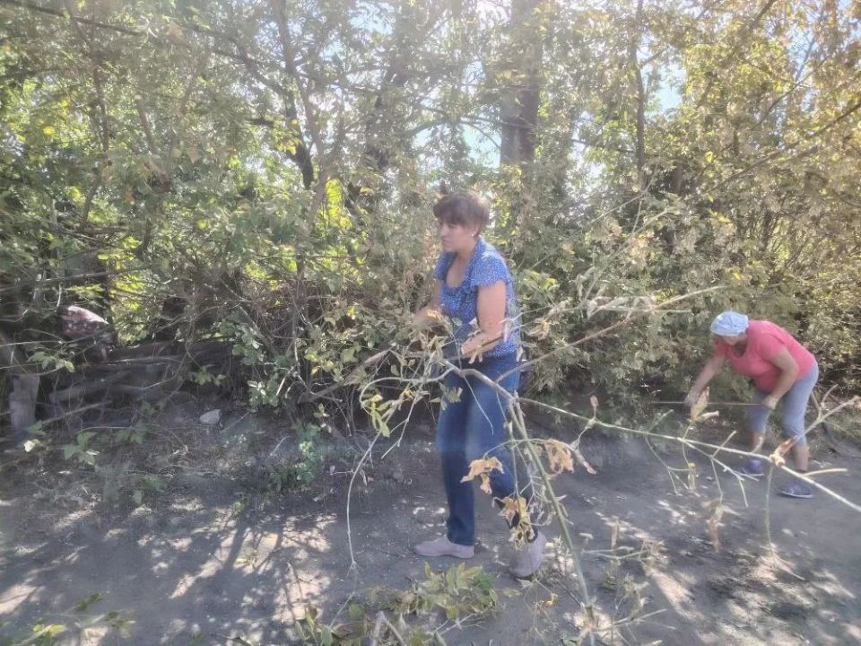 Роман Конев: Общее дело: неравнодушные жители поселка шахты «Кочегарка» Центрально-Городского района Горловки по личной инициативе вышли на субботник Роман Конев: Общее дело: неравнодушные жители поселка шахты «Кочегарка» Центрально-Городского района Горловки по личной инициативе вышли на субботник