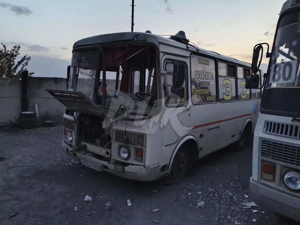 Иван Приходько: Повреждённые в результате атаки БПЛА ВФУ автобусы в Центрально-Городском районе Горловки Иван Приходько: Повреждённые в результате атаки БПЛА ВФУ автобусы в Центрально-Городском районе Горловки