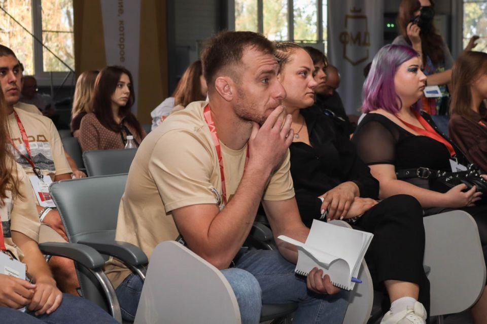 Иван Приходько: На форуме молодежи Донбасса рассказал о текущей ситуации в Горловке и существующих сложностях, связанных с дистанционным обучением, перебоями с водой и продолжающимися атаками со стороны украинских... Иван Приходько: На форуме молодежи Донбасса рассказал о текущей ситуации в Горловке и существующих сложностях, связанных с дистанционным обучением, перебоями с водой и продолжающимися атаками со стороны украинских...