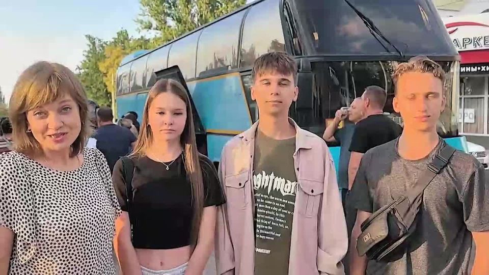 Сегодня утром отправили в «Артек» первых федеральных победителей партийного проекта Единой России «Мир возможностей» из Донецкой Народной Республики