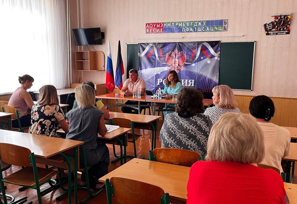 Роман Конев: ВСТРЕЧИ С ЖИТЕЛЯМИ. 2 сентября 2025 года депутаты Горловского городского совета Донецкой Народной Республики от фракции «Единая Россия» - Сергей Третьяков, Даниил Карабаев, Максим Лебедев, Нелля Якуненко, Олег... Роман Конев: ВСТРЕЧИ С ЖИТЕЛЯМИ. 2 сентября 2025 года депутаты Горловского городского совета Донецкой Народной Республики от фракции «Единая Россия» - Сергей Третьяков, Даниил Карабаев, Максим Лебедев, Нелля Якуненко, Олег...