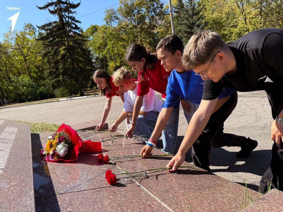 Первые возложили цветы в День окончания Второй мировой войны Первые возложили цветы в День окончания Второй мировой войны