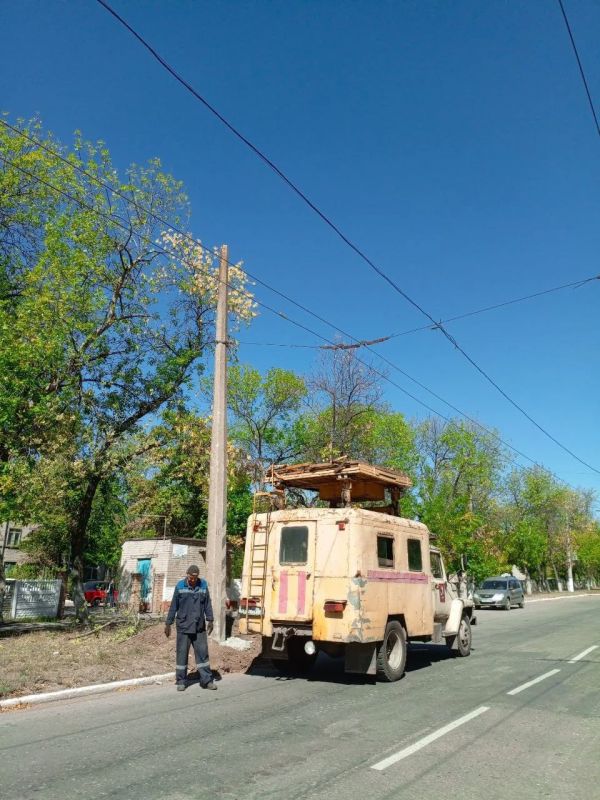 Иван Приходько: Сегодня специалистами муниципального унитарного предприятия «Трамвайно-троллейбусное управление» администрации городского округа Горловка Донецкой Народной Республики было произведено подключение контактной... Иван Приходько: Сегодня специалистами муниципального унитарного предприятия «Трамвайно-троллейбусное управление» администрации городского округа Горловка Донецкой Народной Республики было произведено подключение контактной...