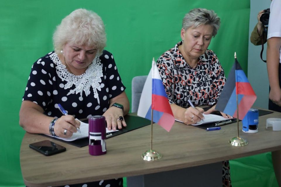 Кадетская школа-интернат им. Г. Т. Берегового и Донецкий педагогический университет подписали соглашение Кадетская школа-интернат им. Г. Т. Берегового и Донецкий педагогический университет подписали соглашение