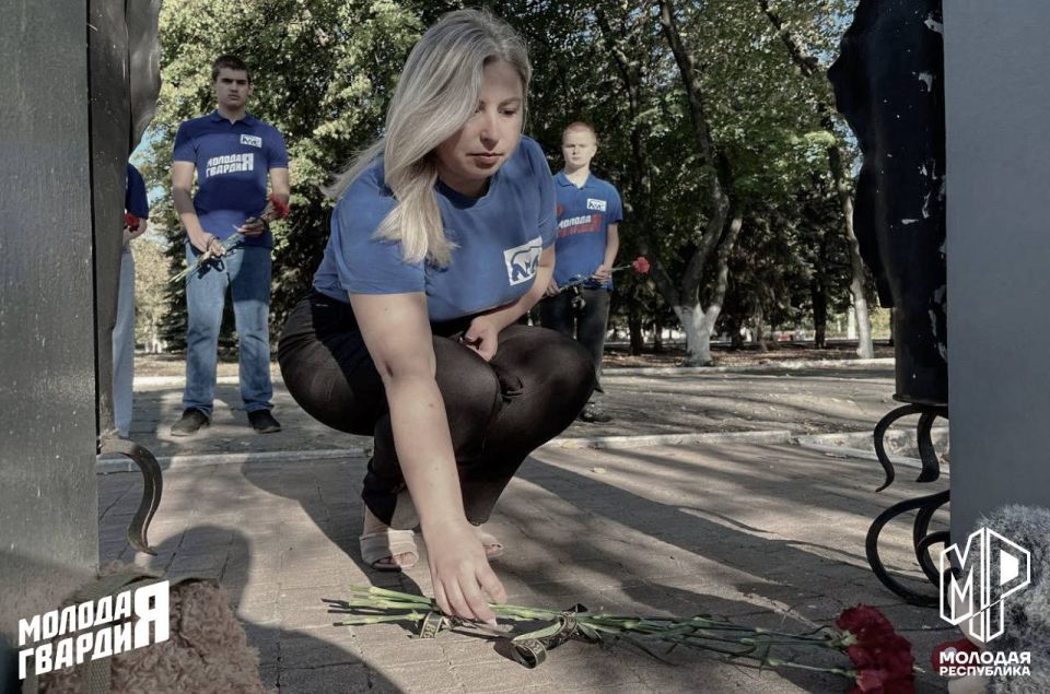 Молодёжка Горловки почтила память погибших в Беслане Молодёжка Горловки почтила память погибших в Беслане