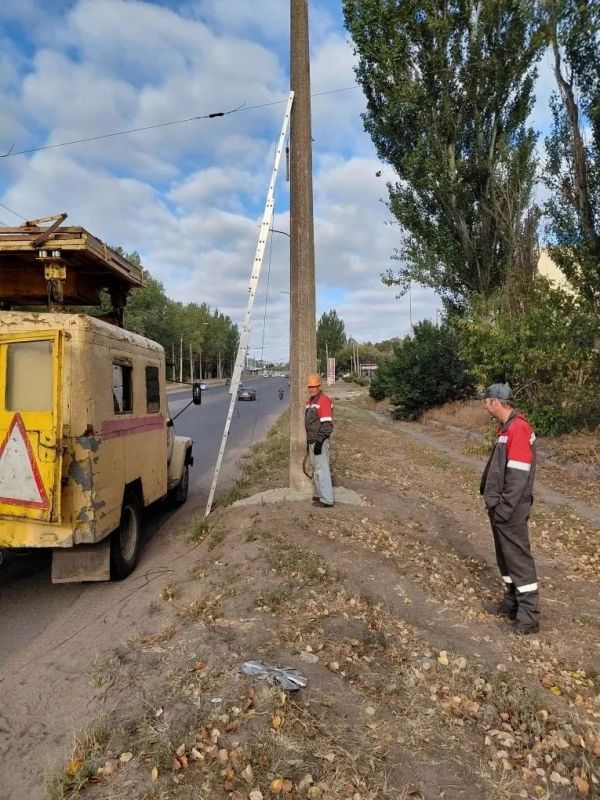 Сегодня специалистами муниципального унитарного предприятия «Трамвайно-троллейбусное управление» администрации городского округа Горловка Донецкой Народной Республики произведено подключение к новой опоре контактной сети по... Сегодня специалистами муниципального унитарного предприятия «Трамвайно-троллейбусное управление» администрации городского округа Горловка Донецкой Народной Республики произведено подключение к новой опоре контактной сети по...