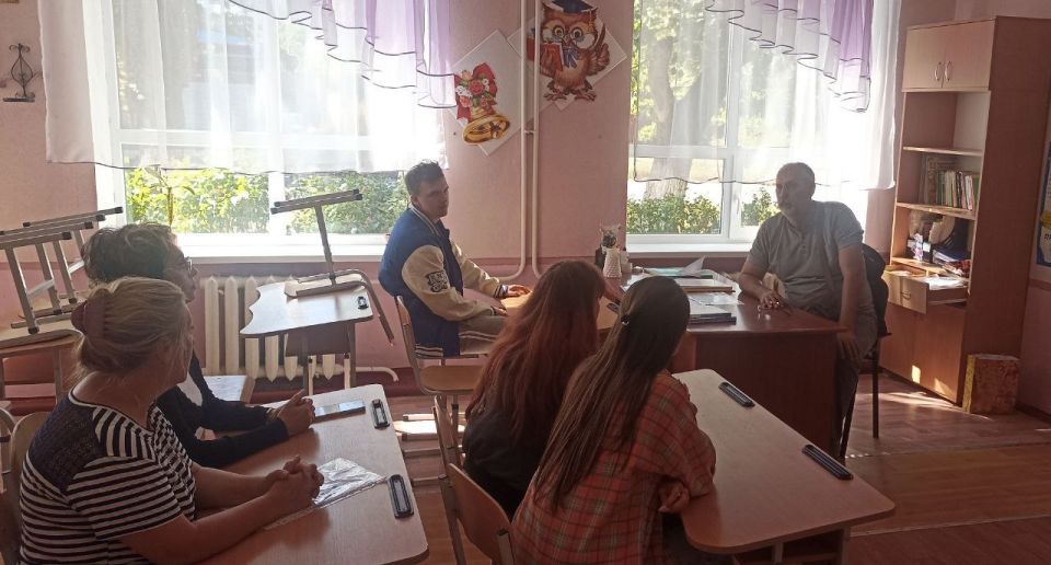 ВСТРЕЧИ С НАСЕЛЕНИЕМ. 4 сентября 2025 года депутаты Горловского городского совета от фракции «Единая Россия» - Роман Конев, София Потапова, Светлана Евсеенко, Олег Сладкевич, Алексей Костин, Евгений Прокопович, Максим... ВСТРЕЧИ С НАСЕЛЕНИЕМ. 4 сентября 2025 года депутаты Горловского городского совета от фракции «Единая Россия» - Роман Конев, София Потапова, Светлана Евсеенко, Олег Сладкевич, Алексей Костин, Евгений Прокопович, Максим...