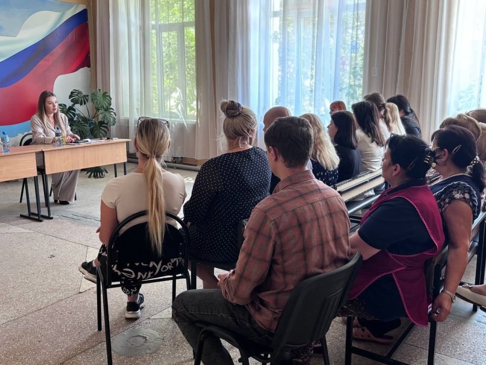 ВСТРЕЧИ С НАСЕЛЕНИЕМ. 4 сентября 2025 года депутаты Горловского городского совета от фракции «Единая Россия» - Роман Конев, София Потапова, Светлана Евсеенко, Олег Сладкевич, Алексей Костин, Евгений Прокопович, Максим... ВСТРЕЧИ С НАСЕЛЕНИЕМ. 4 сентября 2025 года депутаты Горловского городского совета от фракции «Единая Россия» - Роман Конев, София Потапова, Светлана Евсеенко, Олег Сладкевич, Алексей Костин, Евгений Прокопович, Максим...