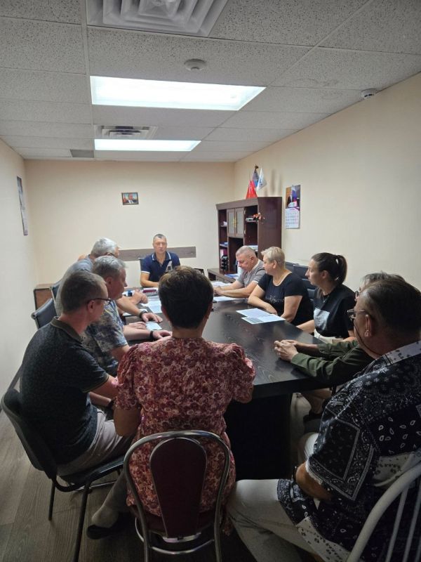 ВСТРЕЧИ С НАСЕЛЕНИЕМ. 4 сентября 2025 года депутаты Горловского городского совета от фракции «Единая Россия» - Роман Конев, София Потапова, Светлана Евсеенко, Олег Сладкевич, Алексей Костин, Евгений Прокопович, Максим... ВСТРЕЧИ С НАСЕЛЕНИЕМ. 4 сентября 2025 года депутаты Горловского городского совета от фракции «Единая Россия» - Роман Конев, София Потапова, Светлана Евсеенко, Олег Сладкевич, Алексей Костин, Евгений Прокопович, Максим...