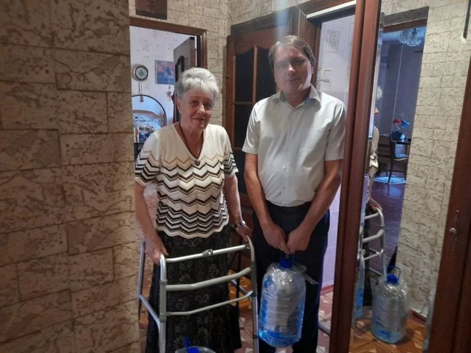 Роман Конев: 4 сентября 2025 года во исполнение поручения Главы Донецкой Народной Республики, депутаты Горловского городского совета Андрей Костюк, Сергей Третьяков и Сергей Медведев развезли воду и посетили места подвоза... Роман Конев: 4 сентября 2025 года во исполнение поручения Главы Донецкой Народной Республики, депутаты Горловского городского совета Андрей Костюк, Сергей Третьяков и Сергей Медведев развезли воду и посетили места подвоза...