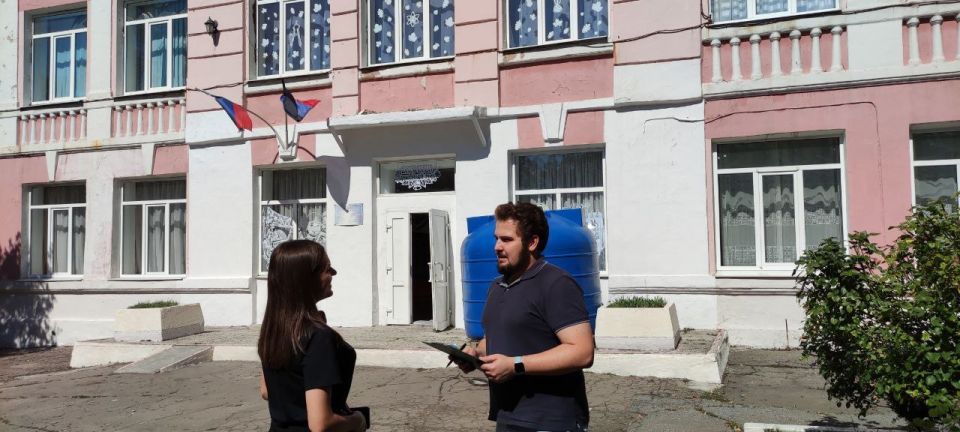 Роман Конев: 4 сентября 2025 года во исполнение поручения Главы Донецкой Народной Республики, депутаты Горловского городского совета Андрей Костюк, Сергей Третьяков и Сергей Медведев развезли воду и посетили места подвоза... Роман Конев: 4 сентября 2025 года во исполнение поручения Главы Донецкой Народной Республики, депутаты Горловского городского совета Андрей Костюк, Сергей Третьяков и Сергей Медведев развезли воду и посетили места подвоза...