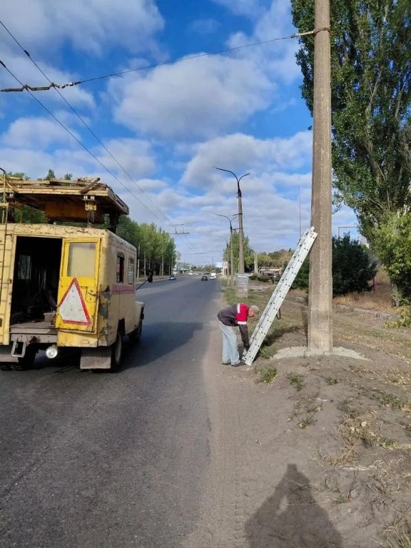 Сегодня специалистами муниципального унитарного предприятия «Трамвайно-троллейбусное управление» администрации городского округа Горловка Донецкой Народной Республики произведено подключение к новой опоре контактной сети по...
