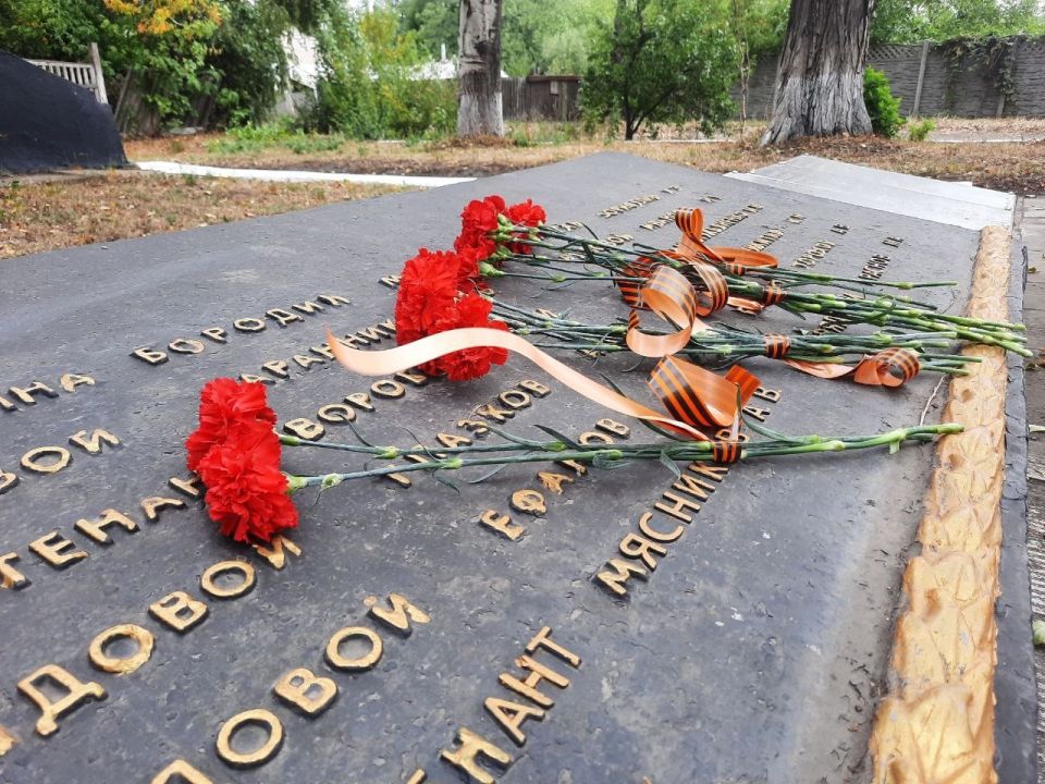 В Калининском районе Горловки возложили цветов к мемориалу времен Великой Отечественной войны
