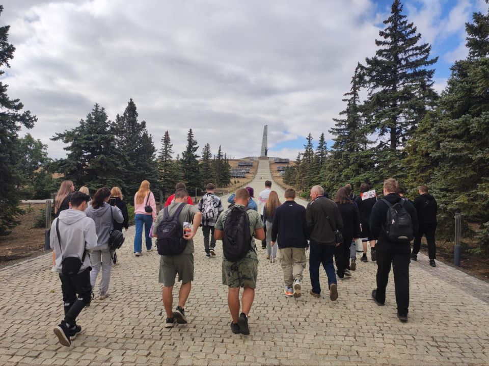 «Там, где память живёт…». 5 сентября в рамках патриотического мероприятия «Там, где память живёт…», приуроченного ко Дню освобождения Донбасса и Году 80-летия Победы в Великой Отечественной войне 1941–1945 годов, отделом... «Там, где память живёт…». 5 сентября в рамках патриотического мероприятия «Там, где память живёт…», приуроченного ко Дню освобождения Донбасса и Году 80-летия Победы в Великой Отечественной войне 1941–1945 годов, отделом...