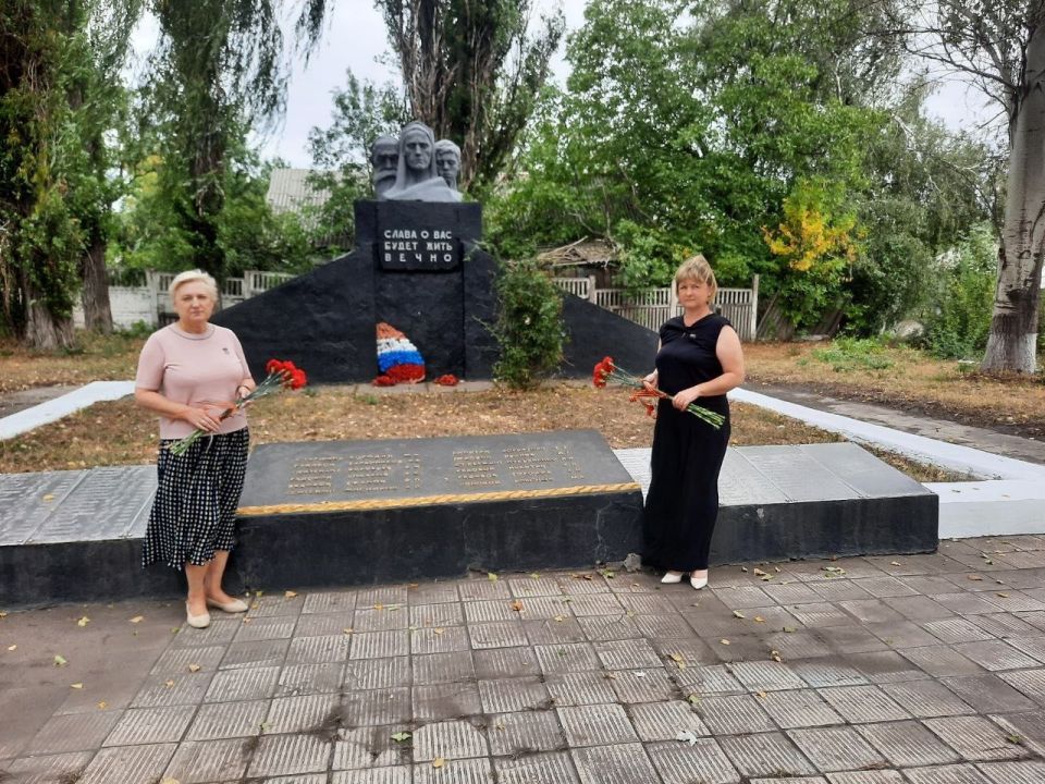 В Калининском районе Горловки возложили цветов к мемориалу времен Великой Отечественной войны В Калининском районе Горловки возложили цветов к мемориалу времен Великой Отечественной войны
