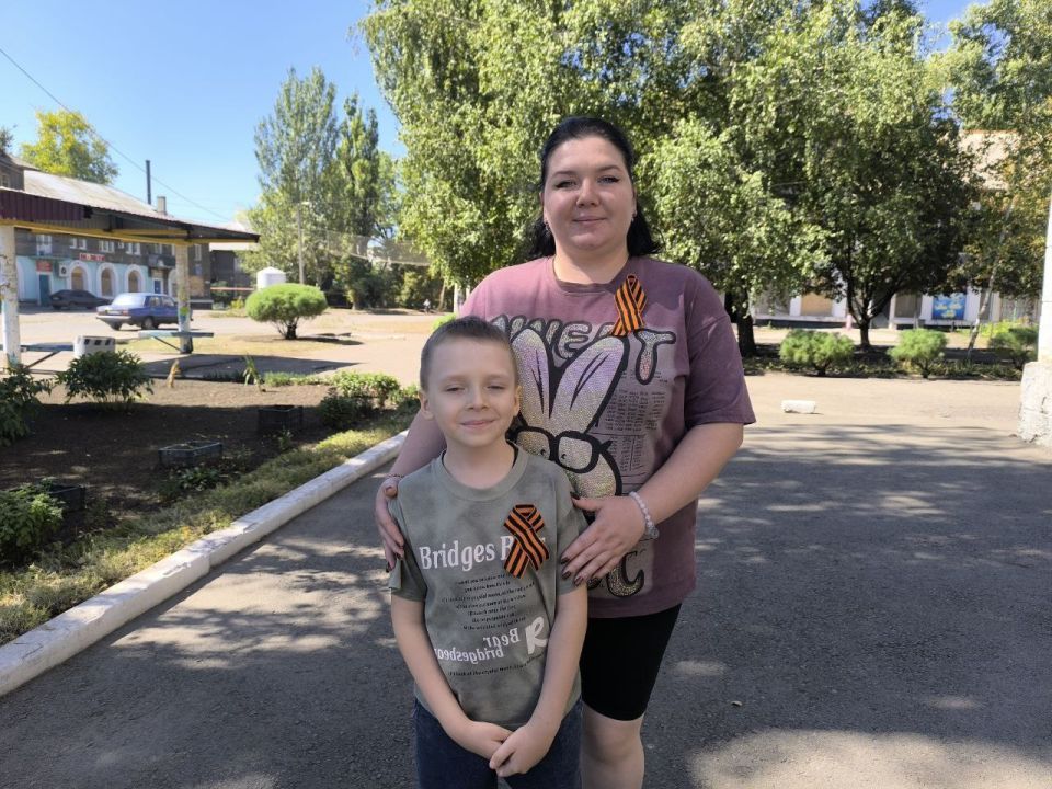 В Никитовском районе Горловки прошла раздача георгиевских лент В Никитовском районе Горловки прошла раздача георгиевских лент