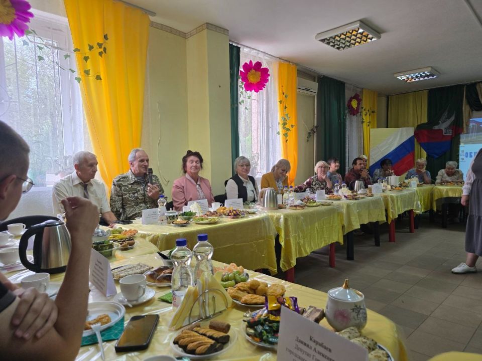 Роман Конев: ВСТРЕЧИ С НАСЕЛЕНИЕМ. 5 сентября 2025 года депутаты Горловского городского совета от фракции «Единая Россия» - Наталия Ботвина, Даниил Карабаев, Елена Кузьмина и Сергей Медведев провели встречи с населением, во... Роман Конев: ВСТРЕЧИ С НАСЕЛЕНИЕМ. 5 сентября 2025 года депутаты Горловского городского совета от фракции «Единая Россия» - Наталия Ботвина, Даниил Карабаев, Елена Кузьмина и Сергей Медведев провели встречи с населением, во...