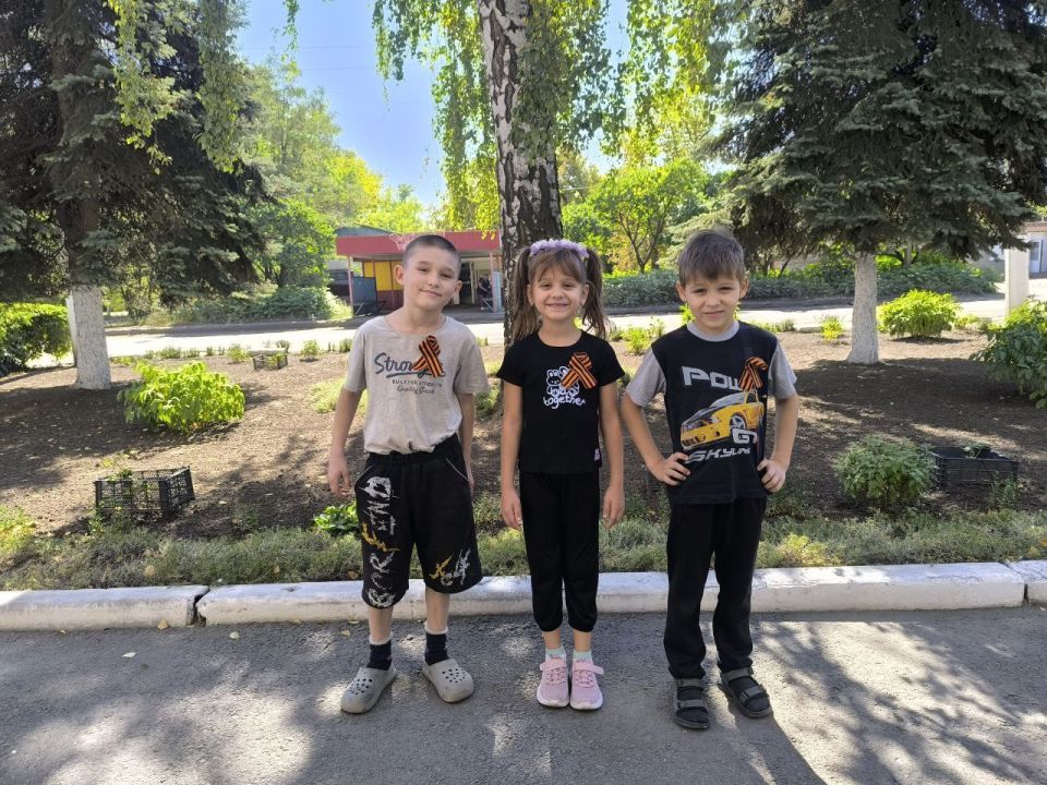 В Никитовском районе Горловки прошла раздача георгиевских лент В Никитовском районе Горловки прошла раздача георгиевских лент