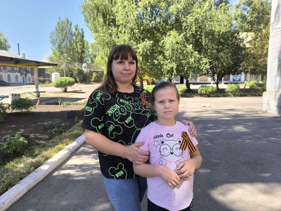 В Никитовском районе Горловки прошла раздача георгиевских лент В Никитовском районе Горловки прошла раздача георгиевских лент