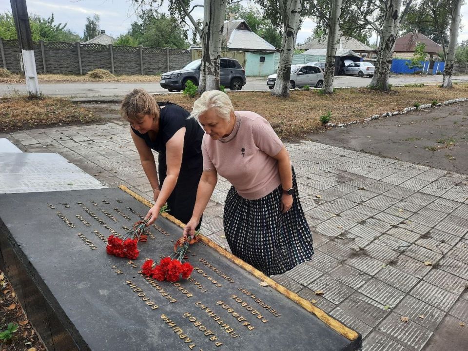 В Калининском районе Горловки возложили цветов к мемориалу времен Великой Отечественной войны В Калининском районе Горловки возложили цветов к мемориалу времен Великой Отечественной войны